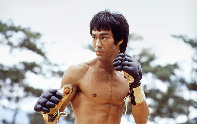 Bruce Lee, egentligen Lee Jun-fan, föddes den 27 november 1940 i Chinatown, San Francisco, Kalifornien, och avled den 20 juli 1973 i Hongkong. Han var en kinesisk-amerikansk skådespelare och kampsportsexpert som lade grunden till rörelsen (livsfilosofin) Jeet Kune Do. Han är kanske som mest känd för sina roller i fem långfilmer: Big Boss (1971), Fist of Fury (1971), Way of the Dragon (1972), I drakens tecken (1973) och Game of Death (1978). Kanske har du sett någon av hans filmer och älskar hans skådespeleri där hans kamsportsegenskaper visas upp? Då bör du läsa dessa tio fakta om honom!